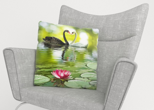Koristetyynyliina Black and White Swans 50x50 cm